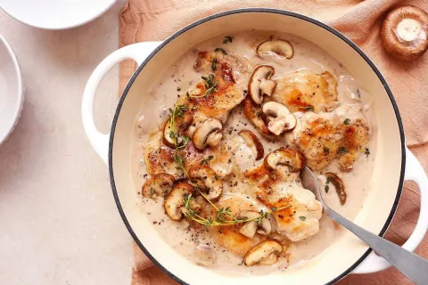 Ужин, который обожают мужчины: как приготовить нежную курицу в сметане с грибами