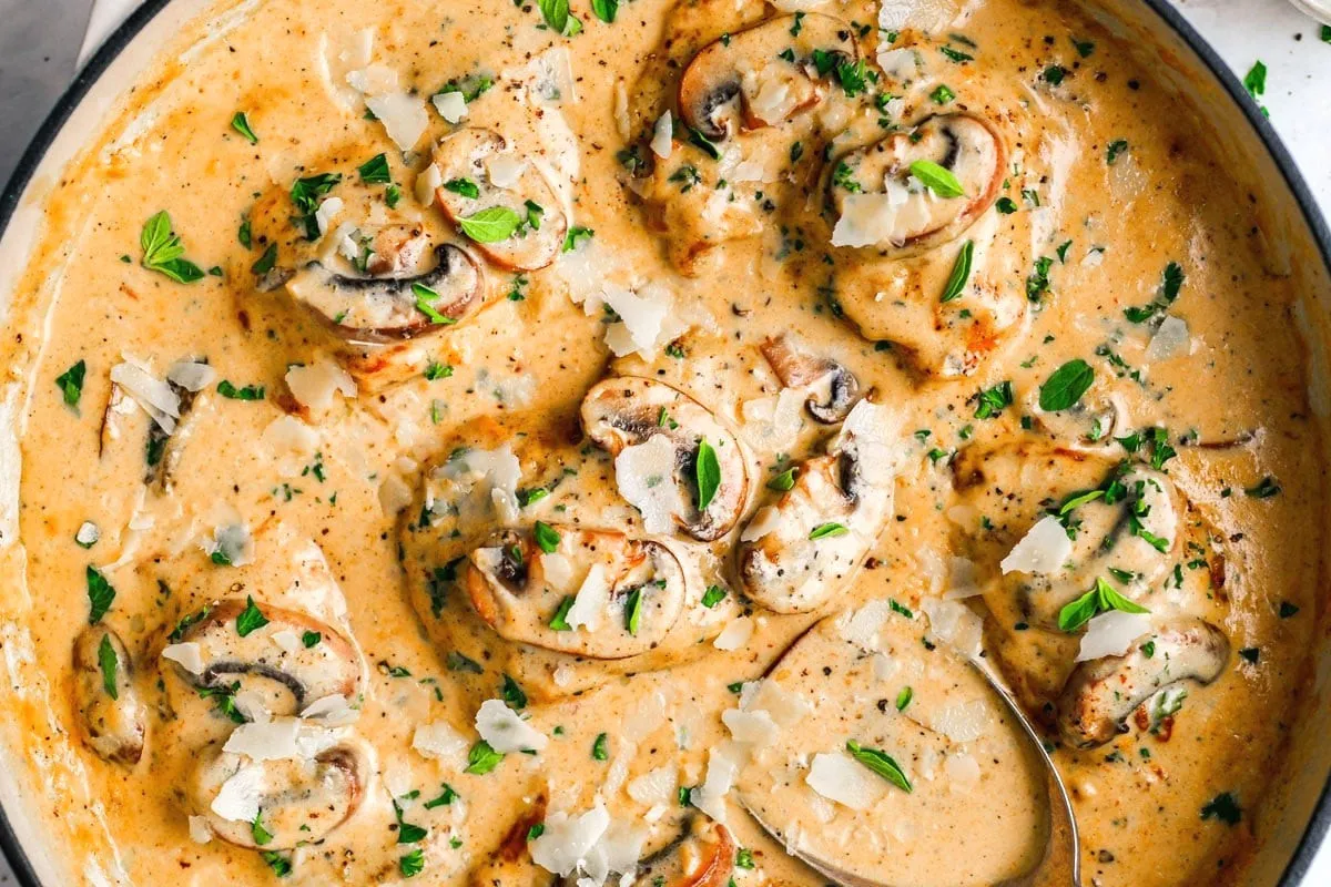 Вечеря, яку обожнюють чоловіки: як приготувати ніжну курку в сметані з грибами - today.ua