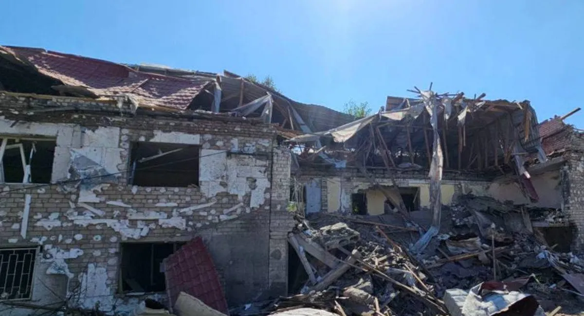 Оккупанты выбрали мишенью детей и больных: в Херсоне россияне прицельно ударили по школе и больнице - today.ua