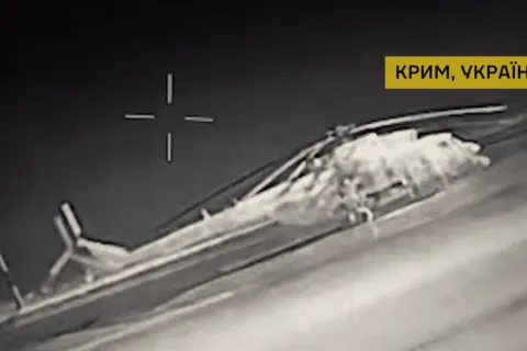 Українські розвідники уразили два гелікоптери Мі-8 та судно РФ в окупованому Криму (відео)