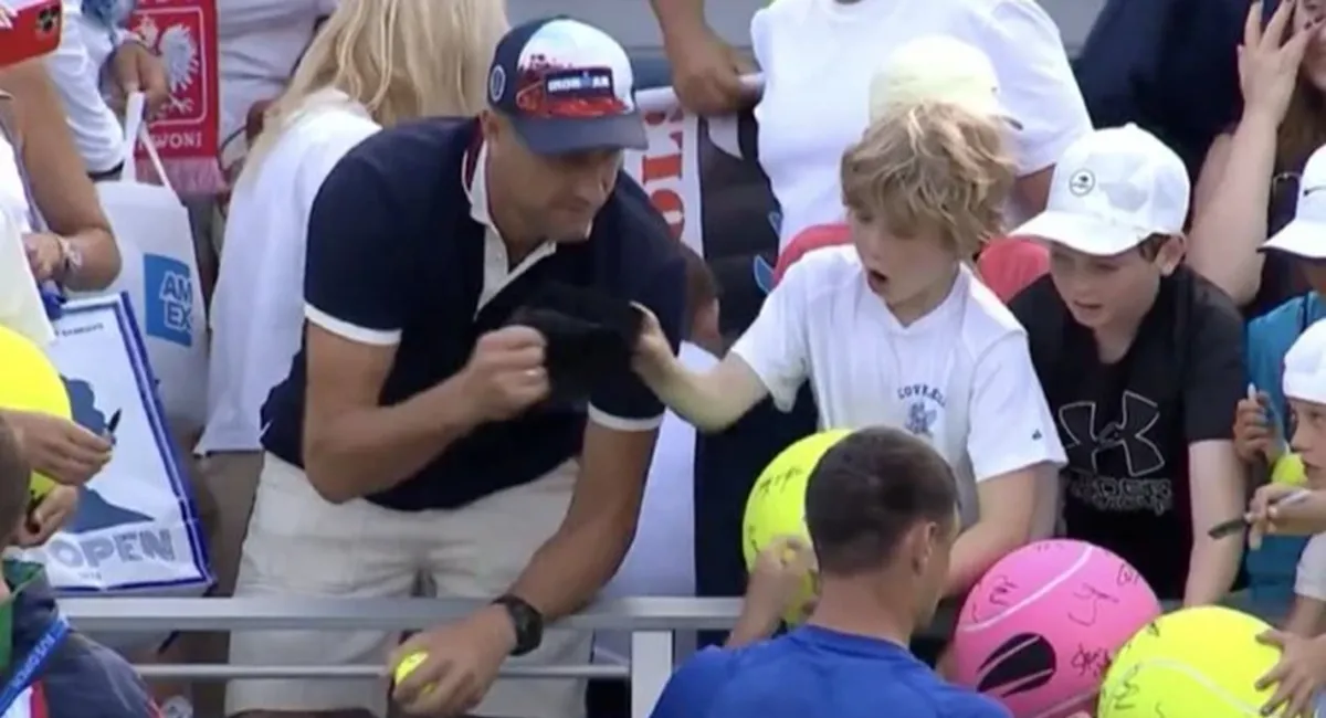 Польський мільйонер здійснив огидний вчинок, поцупивши у дитини кепку відомого тенісиста (відео) - today.ua