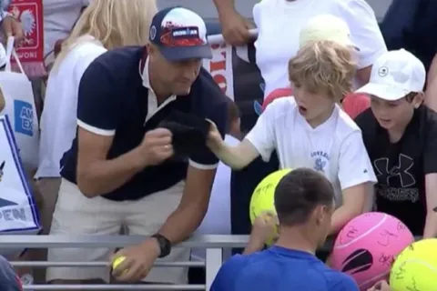 Польський мільйонер здійснив огидний вчинок, поцупивши у дитини кепку відомого тенісиста (відео)