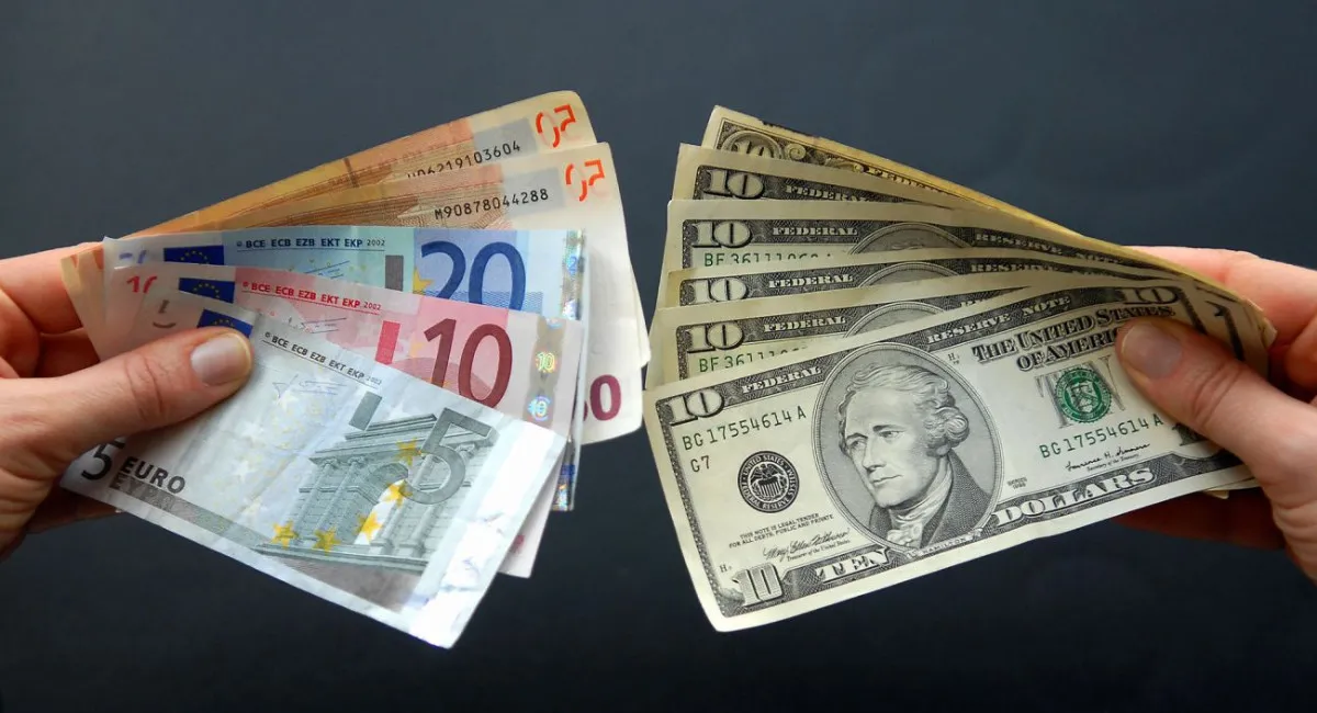 Доллар резко подскочил в цене, евро подешевел: курс валют от НБУ на 6 января - today.ua