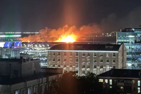 Ростов-на-Дону оказался под массированной атакой дронов: после работы ПВО загорелись дома (фото, видео)