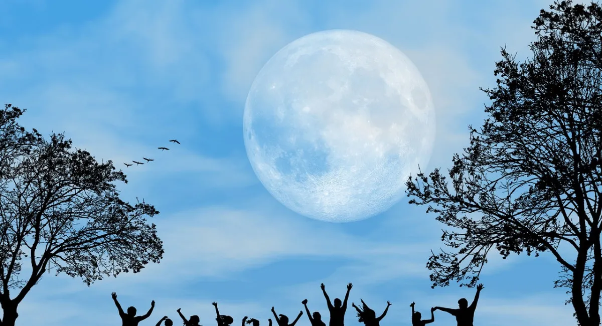 Повний місяць у вересні: яким знакам Зодіаку 7 вересня принесе багато радості - today.ua