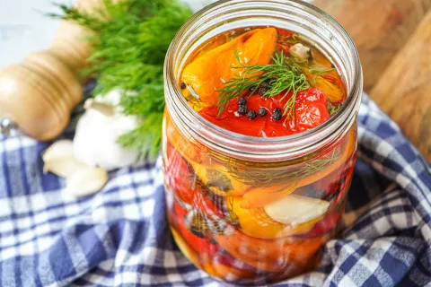 Маринованный перец в масле на зиму: рецепт простой и невероятно вкусной домашней заготовки