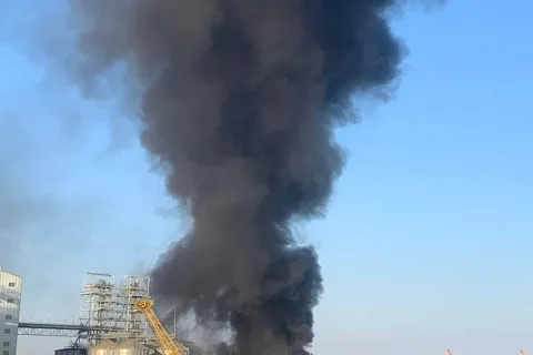 Черный столб дыма накрыл все вокруг: в Черноморском порту бушует масштабный пожар (видео)