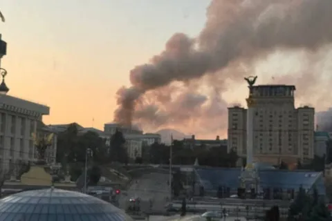 Вогонь охопив кілька поверхів і дах будівлі Кабміну в Києві: подробиці атаки