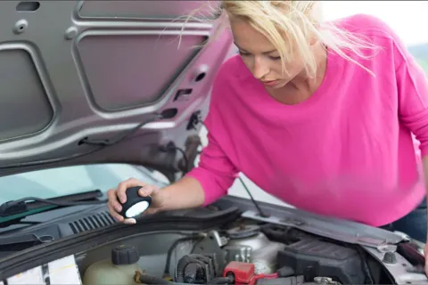 Без неї може заклинити кермо автівки: як часто слід міняти рідину гідропідсилювача