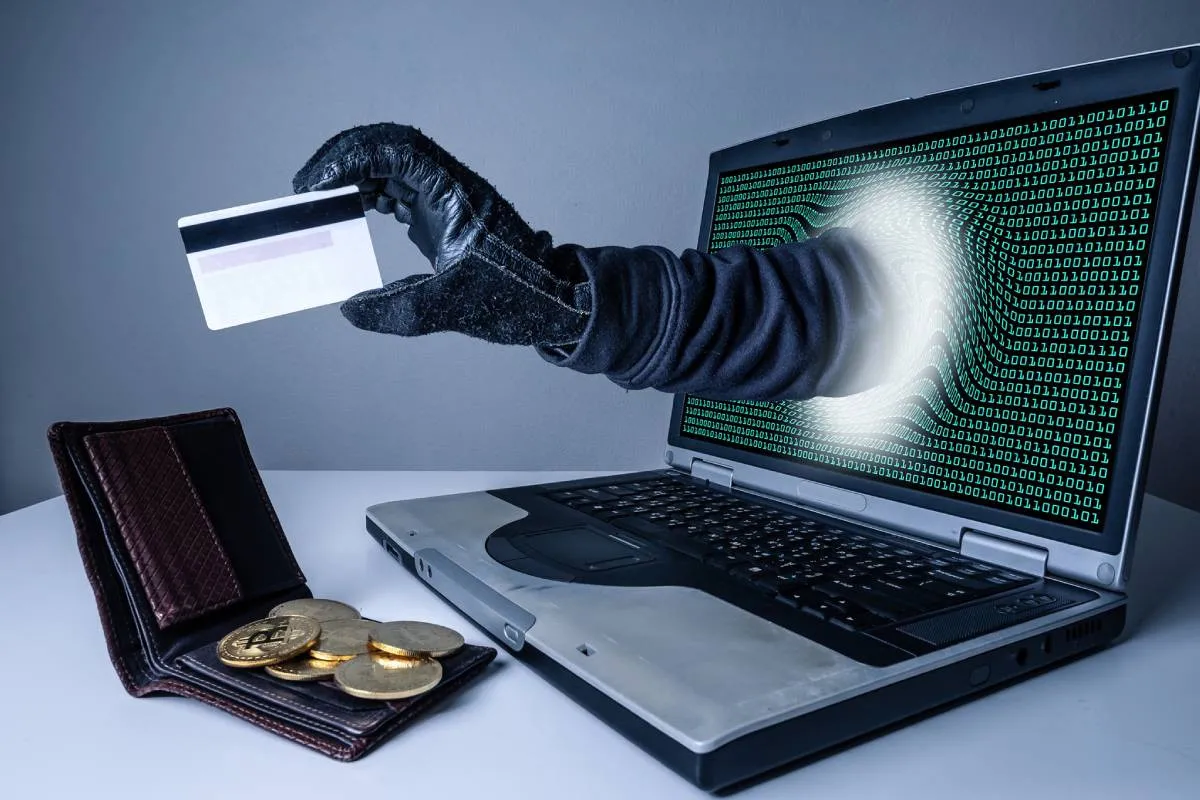 Шахраї масово видурюють гроші в українців: поліція попереджає про нову хвилю афер Шахраї масово видурюють гроші в українців: поліція попереджає про нову хвилю афер - today.ua