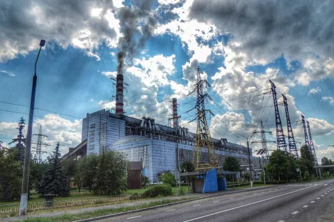 Бьют по ключевым энергообъектам: РФ массированно атаковала Трипольскую ТЭС в Киевской области – СМИ