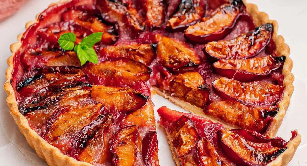 Пиріг зі сливами та корицею: як приготувати ароматний осінній десерт - today.ua