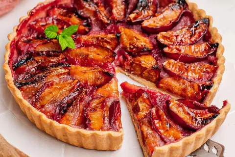 Пирог со сливами и корицей: как приготовить ароматный осенний десерт