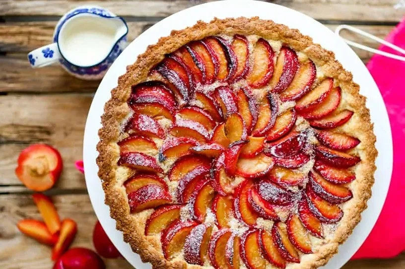 Пиріг зі сливами та корицею: як приготувати ароматний осінній десерт - today.ua