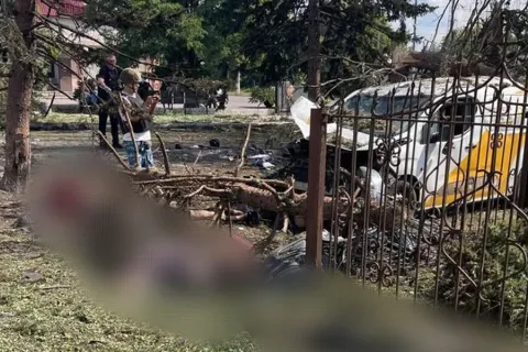 "Зверский удар по гражданским": россияне сбросили авиабомбу по Яровой в Донецкой области, более 20 погибших (видео)