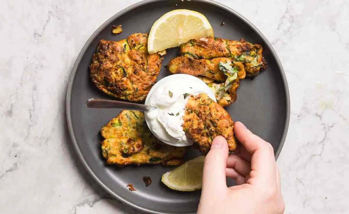 Пышные оладьи из кабачков: быстрый рецепт вкусного и сытного блюда - today.ua