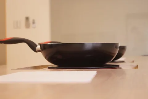 Відчистити сковороду від нагару просто: які бюджетні засоби допоможуть повернути посуді колишній вигляд