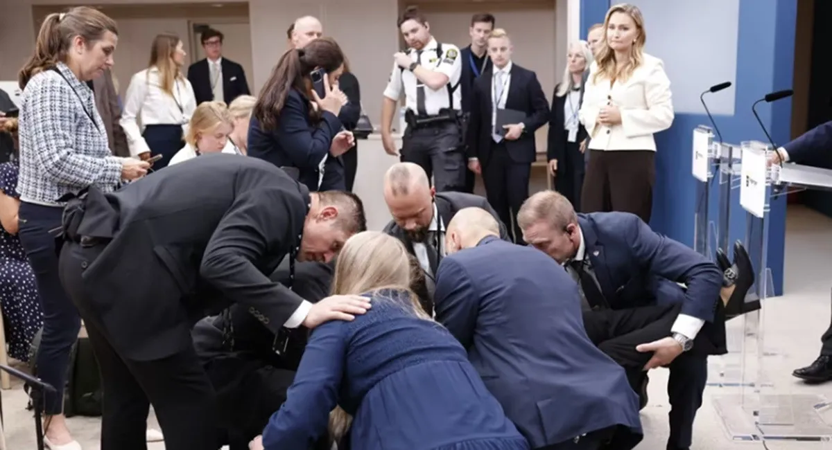 Надзвичайна подія в уряді Швеції: нова глава МОЗ раптово впала разом із трибуною на офіційній церемонії - today.ua