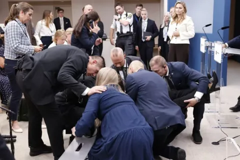 Надзвичайна подія в уряді Швеції: нова глава МОЗ раптово впала разом із трибуною на офіційній церемонії