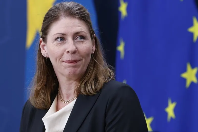 Надзвичайна подія в уряді Швеції: нова глава МОЗ раптово впала разом із трибуною на офіційній церемонії - today.ua