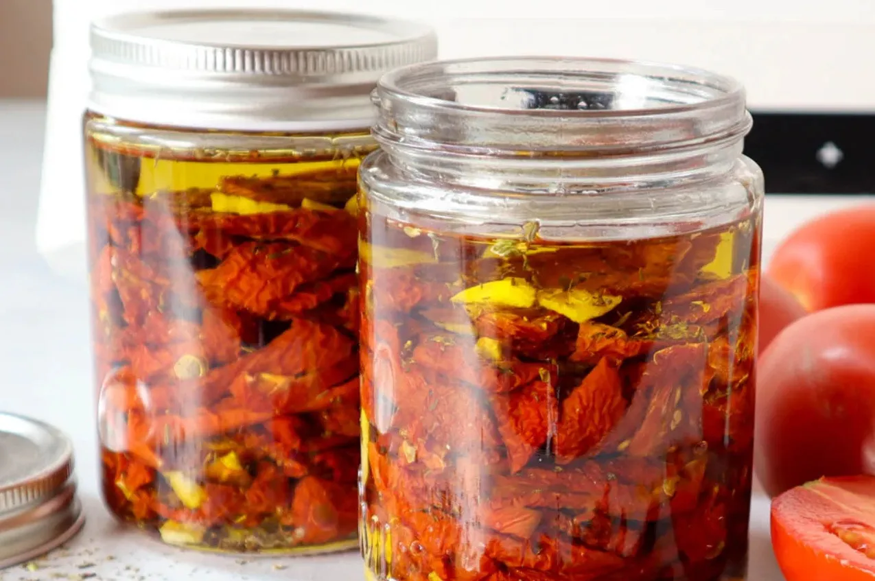 Вяленые помидоры в духовке: как приготовить томаты, которые станут изюминкой любого блюда Вяленые помидоры в духовке: как приготовить томаты, которые станут изюминкой любого блюда - today.ua