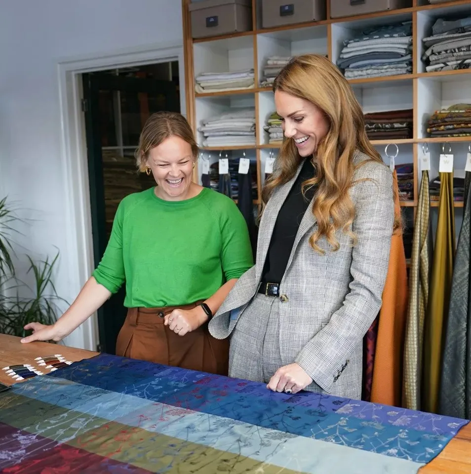 Брючный костюм и высокие каблуки: Кейт Миддлтон посетила текстильные фабрики в элегантном образе - today.ua