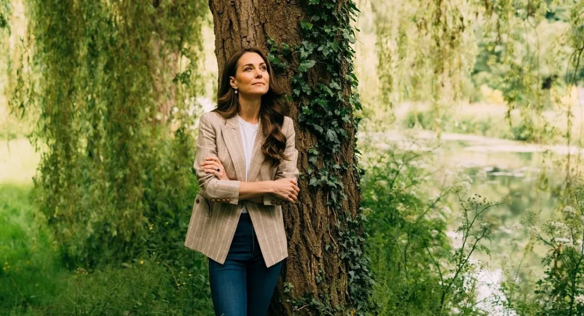 Брючный костюм и высокие каблуки: Кейт Миддлтон посетила текстильные фабрики в элегантном образе - today.ua