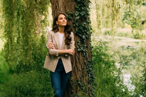 Брючный костюм и высокие каблуки: Кейт Миддлтон посетила текстильные фабрики в элегантном образе