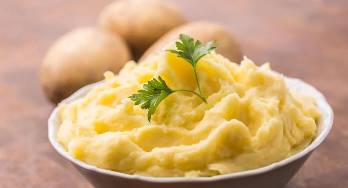 Варити картоплю для пюре краще не у воді: як приготувати повітряний і ніжний гарнір - today.ua