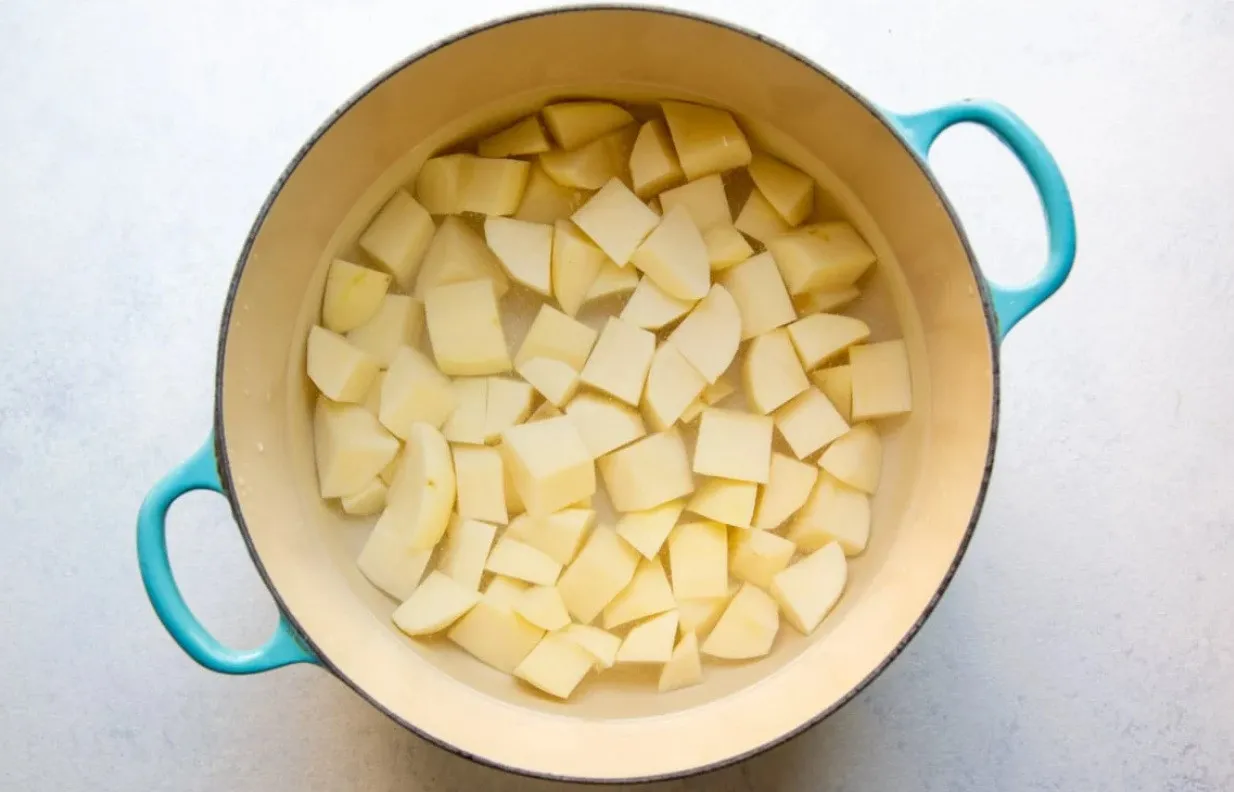 Варити картоплю для пюре краще не у воді: як приготувати повітряний і ніжний гарнір - today.ua