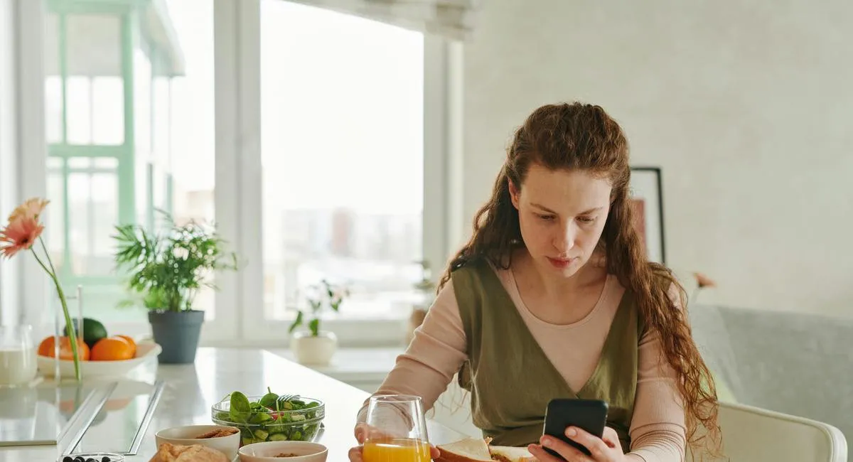 Замедляют старение и улучшают здоровье: какие напитки стоит регулярно пить людям старше 40 лет - today.ua