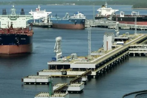 "Добрі дрони" атакували найбільший нафтоналивний порт Росії "Приморськ: окупанти рахують збитки від пожежі (відео)