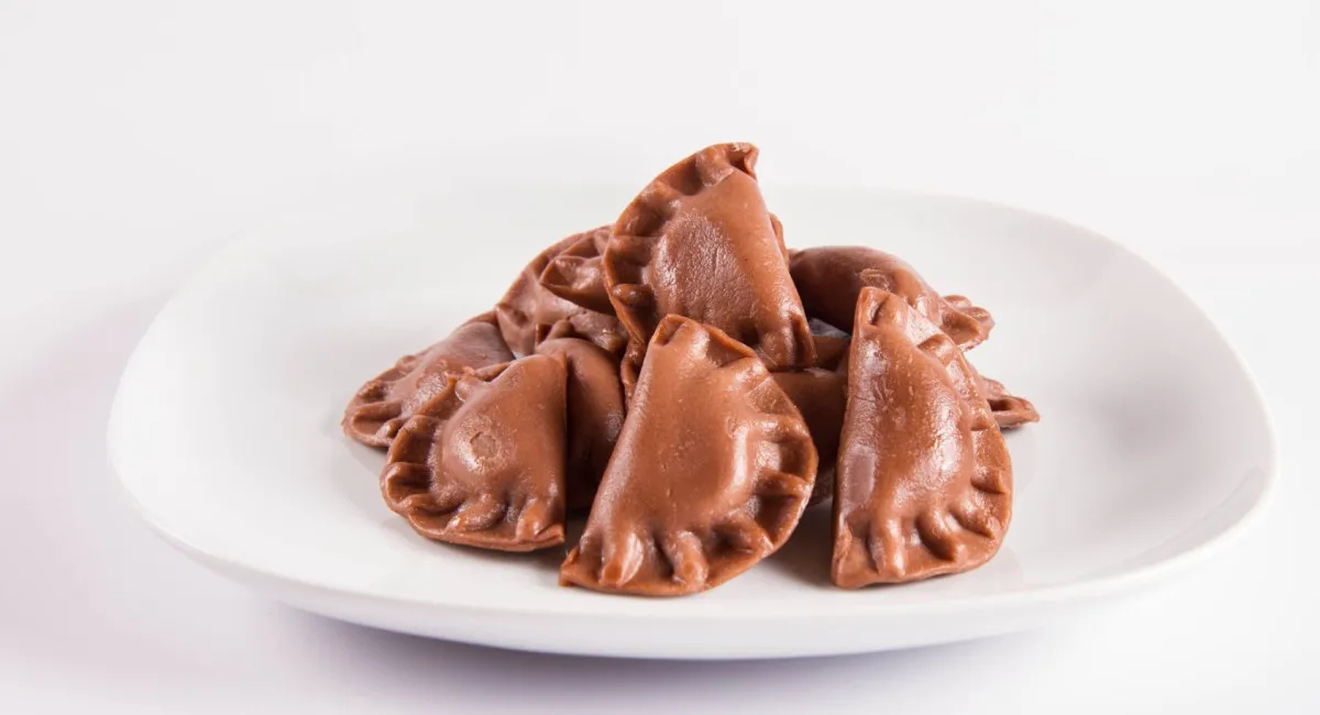 Шоколадні вареники з вишнею: як приготувати оригінальну версію улюбленої страви - today.ua