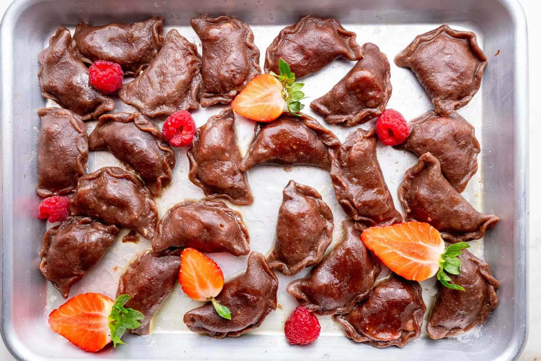 Шоколадні вареники з вишнею: як приготувати оригінальну версію улюбленої страви - today.ua