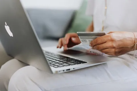 В Украине определились с налогом на онлайн-продажи: сколько дохода придется отдать с каждой операции