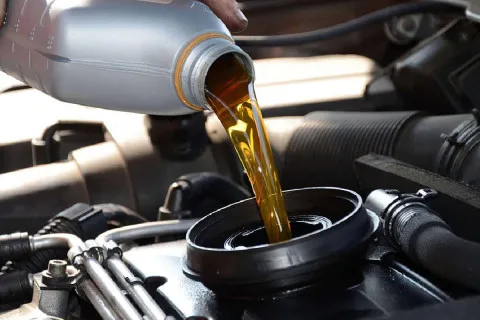 Ошибки, которые убивают мотор: эксперт рассказал, как безопасно заменить масло