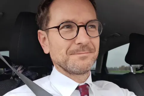 У Брюсселі стріляли по машині євродепутата з Польщі: що відомо про стан політика