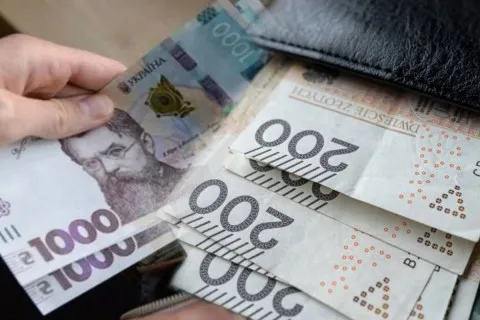 Україна та Польща готуються підвищити мінімальні зарплати: як зміниться дохід працівників