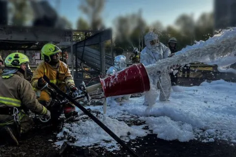 Черный дым накрыл Киевщину: после вражеского удара в атмосферу попали токсичные вещества, подробности
