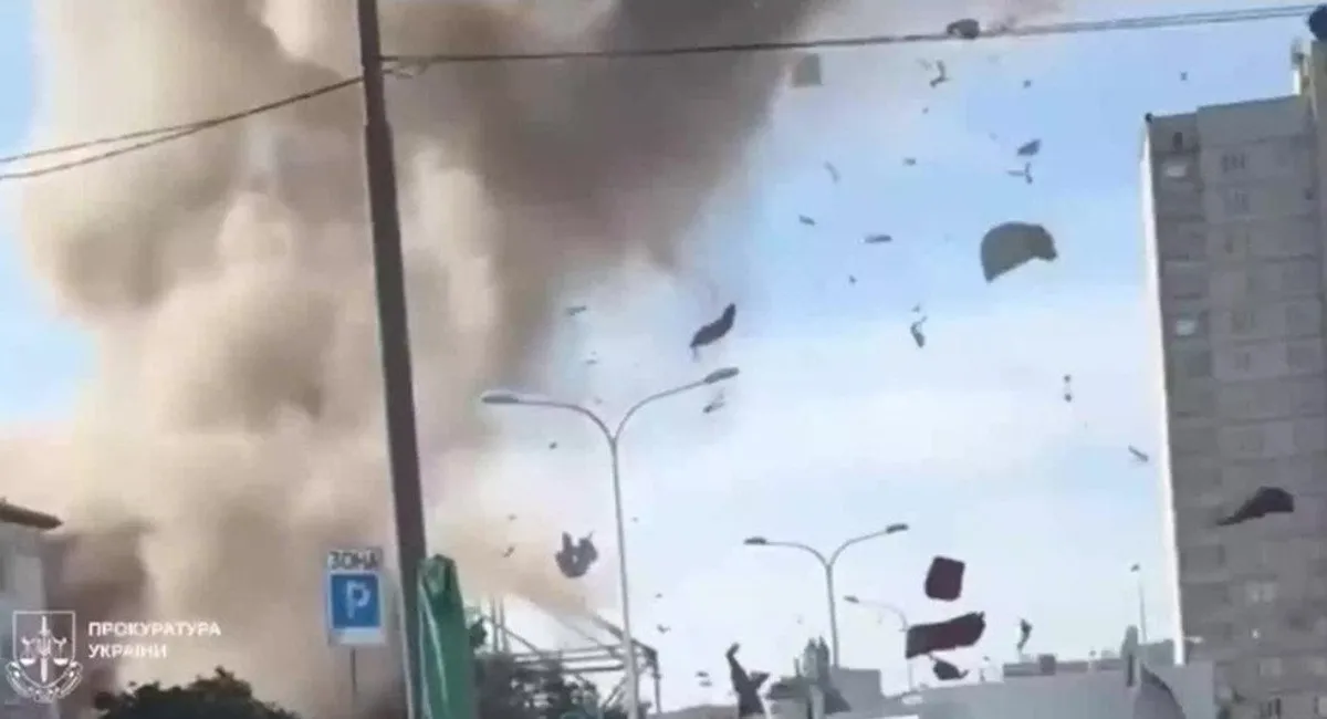 Армия РФ среди бела дня нанесла удар по учебному заведению в Харькове: попадание дрона зафиксировано на видео - today.ua