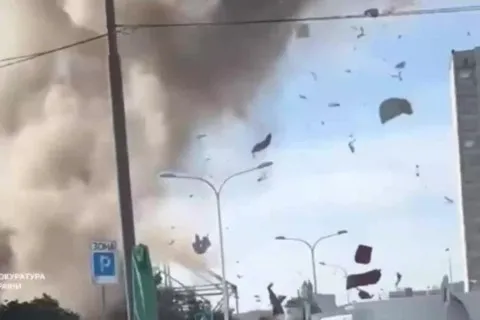 Армия РФ среди бела дня нанесла удар по учебному заведению в Харькове: попадание дрона зафиксировано на видео