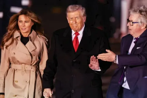 Визит Трампа в Британию испорчен протестом: в Виндзорском замке показали его фото с Эпштейном