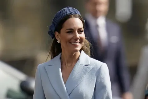 Шляпка с вуалью и модный оттенок: Кейт Миддлтон встретила Трампа с женой в эффектном наряде