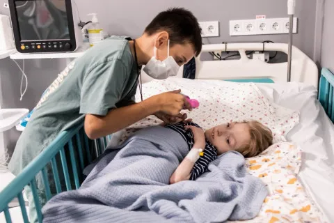 Історія, що рве серце: в Покровську 10-річний Платон цілий рік доглядав хворих братів під обстрілами