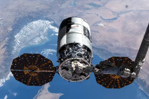 В космосе сбился с курса грузовой корабль, который вез еду для астронавтов на МКС