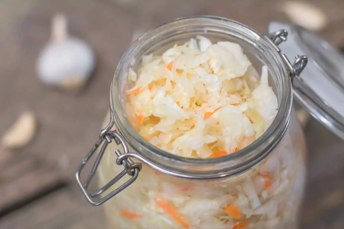 Дешево, полезно и очень вкусно: быстрый рецепт хрустящей квашеной капусты Дешево, полезно и очень вкусно: быстрый рецепт хрустящей квашеной капусты - today.ua