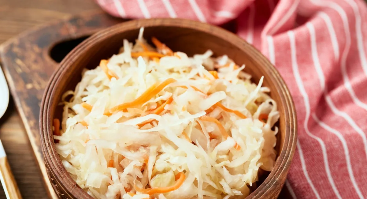 Дешево, полезно и очень вкусно: быстрый рецепт хрустящей квашеной капусты - today.ua