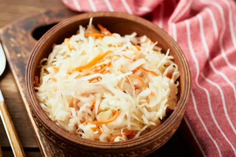 Дешево, полезно и очень вкусно: быстрый рецепт хрустящей квашеной капусты