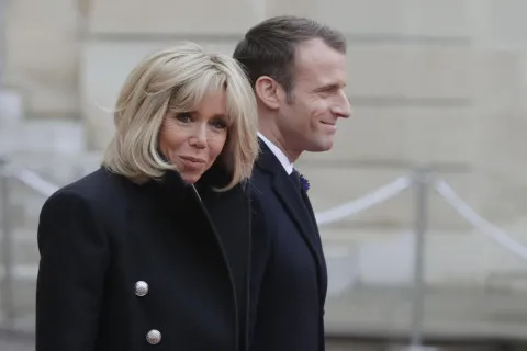 Макрон готовий представити в суді докази, що його дружина не трансгендер, а є жінкою від природи