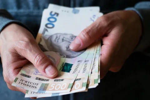 Украинцы могут получить 6 500 гривен: кому доступна выплата и как ее оформить